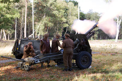 links: Afvuren van een oud kanon. Rechts: een raketsysteem.