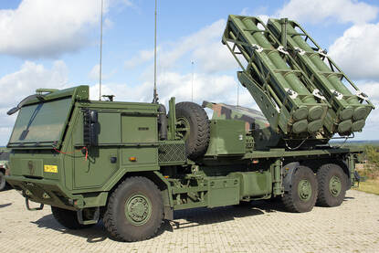 links: Afvuren van een oud kanon. Rechts: een raketsysteem.