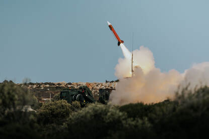 Een raket wordt afgevuurd in heuvelachtig gebied