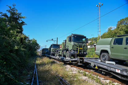 links: Militaire voertuigen op een treinstel. Rechts: Een militair vliegtuig landt.