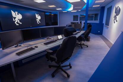 Links een foto van data op een computerscherm. Rechts een control room met beeld schermen en computers.