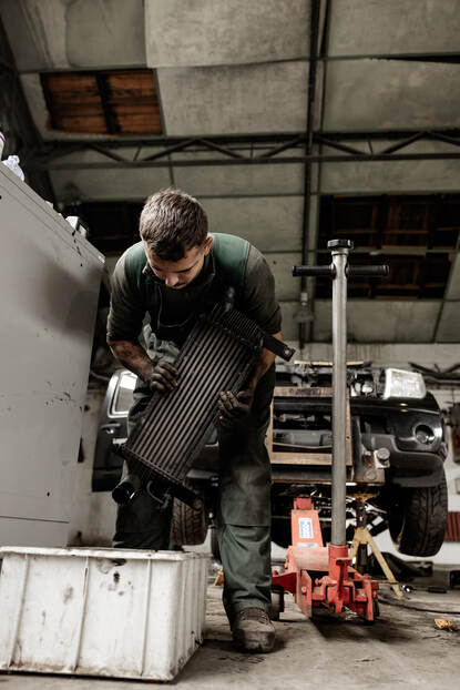 Monteurs sleutelen aan onderdelen van de voertuigen