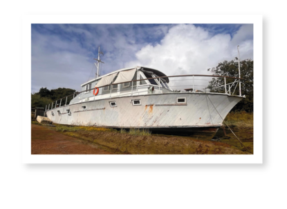 Een oude boot, die nu bewoond wordt.