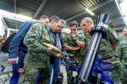 bezoekers bekijken een nieuw type munitie.