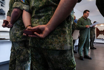 majoor-generaal vlieger Ireneusza Starzynski reikt de Polish Army Medal uit.