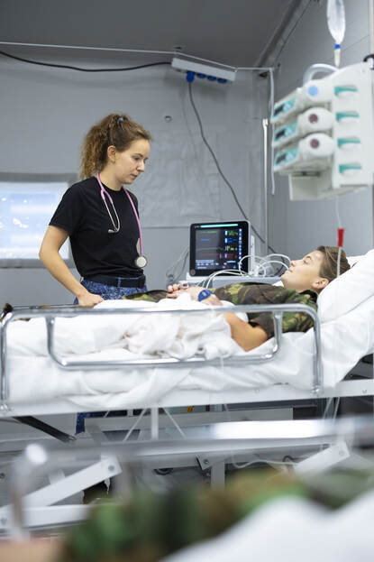 een arts van de marine spreekt met een patiënt.