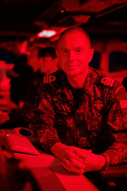 Portret van Sjors ter Veen in het rode licht van de commandocentrale.