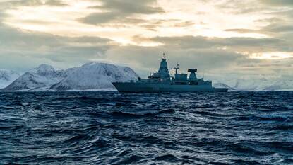 Twee fregatten van het snel inzetbare vlootverband. Links Zr.Ms. Van Amstel, rechts het Duitse fregat FGS Hamburg.