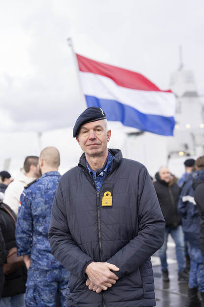 Portretfoto van een marinecommandant.