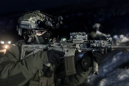 Een marinier voert een nachtelijke landing uit op een strand bij Alta in Noorwegen.