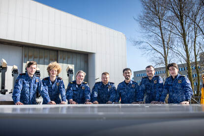 Chef d´equipage sergeant-majoor Els Lassche met een deel van bemanning Wit, het onderhoudsteam van onderzeeboot Zr.Ms. Dolfijn.