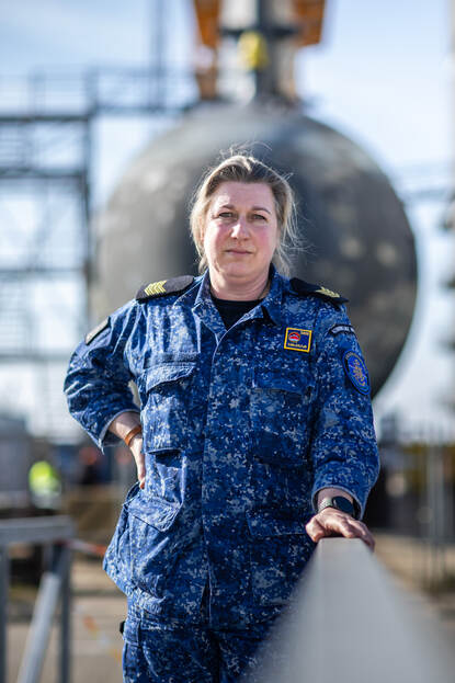 Portretfoto van de chef d´equipage sergeant-majoor Els Lassche.