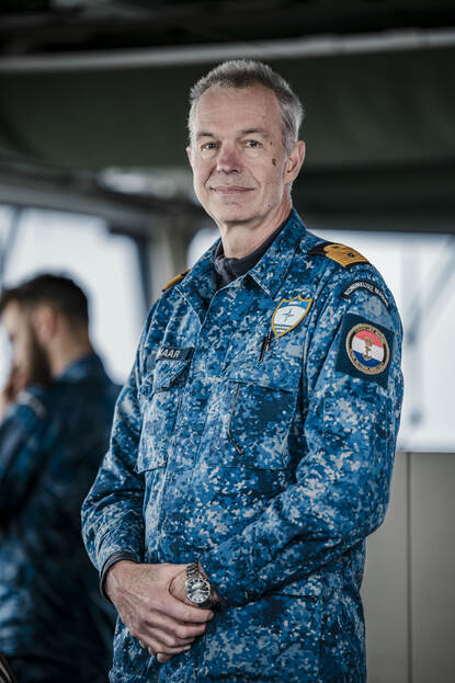 Portretfoto van commandeur Arjen Warnaar.