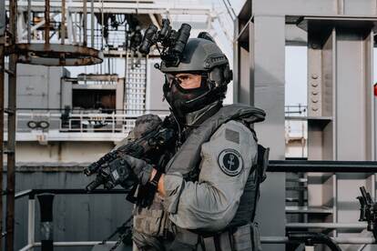 Een operator met zijn wapen in een tactische positie voor de borst.