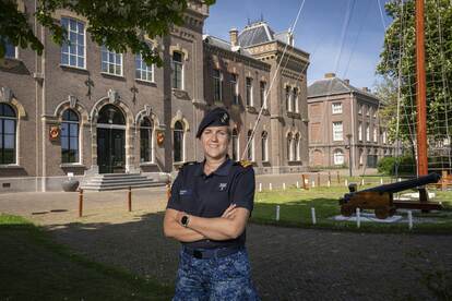 LTZ 2OC (SD) Ramona ver der Burg-van Eijk staat voor het hoofdgebouw van het KIM.