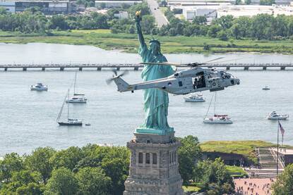 Een NH90 vliegt voor het Amerikaanse Vrijheidsbeeld in New York langs.