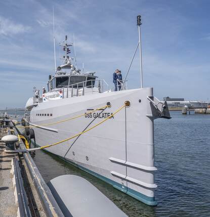 Ook patrouillevaartuig DSS Galatea lag afgelopen week in Den Helder. Defensie huurt dit civiele schip.