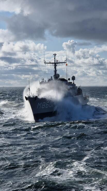 de Schiedam op een ruige zee.