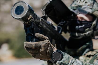 Een close-up van een marinier die zijn Stinger richt op een doel.