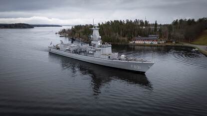 Zr.Ms. Van Amstel vaart tussen de eilandjes de kuststrook van Zweden uit.