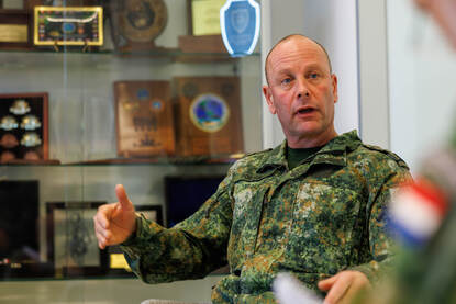 Links brigadegeneraal der mariniers Ivo Moerman, rechts korpsadjudant Rob Poesiat tijdens het interview.