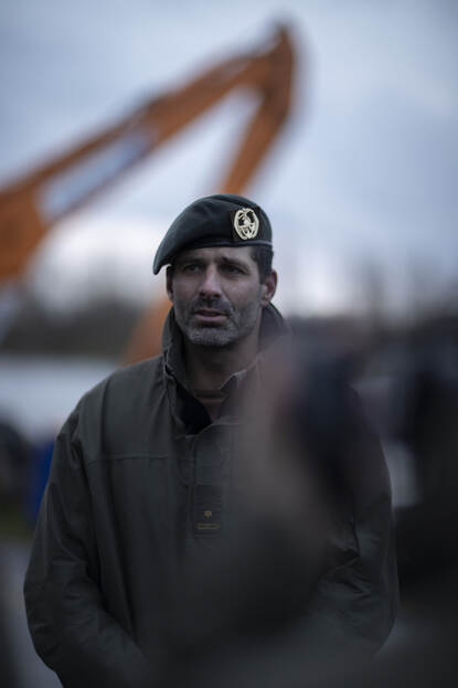 105 Geniecompagnie Waterbouw helpt Rijkswaterstaat in Maastricht uit de brand.