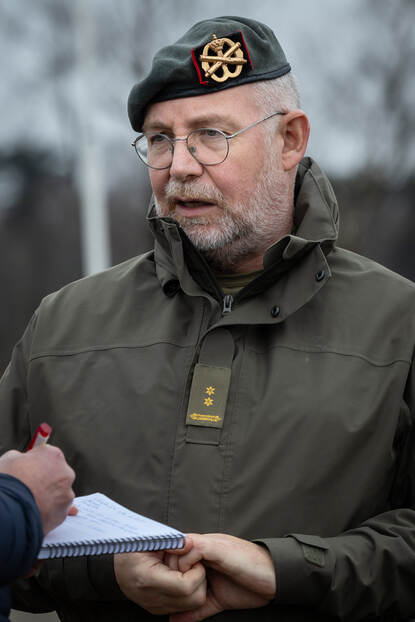 Luitenant-kolonel Henk te Kulve in gesprek.