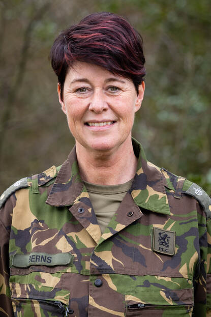 Adjudant Monique Berns kijkt in de camera.