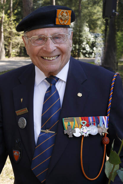 Veteraan Max Wolff, met een baret van de Irenebrigade en verschillende medailles op zijn borst. De foto werd genomen op het ereveld te Loenen.