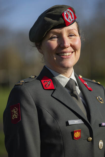 Majoor Charlotte Smit kijkt in de camera op de Kromhoutkazerne.