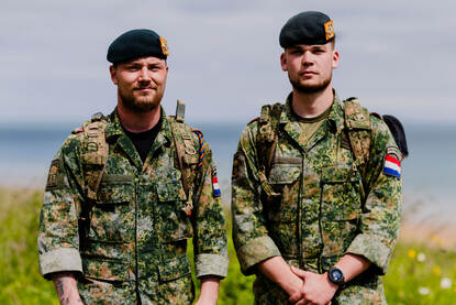 Portretfoto van fuseliers Justin, mét blauw-oranje invasiekoord over zijn schouder, en Maurits, hier nog zonder koord.