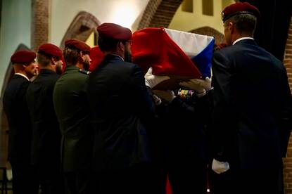 De draagploeg heeft een kist op de handen.