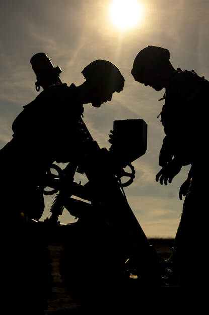 Een silhouet van twee mortieristen.