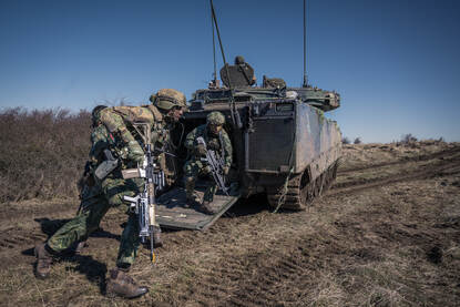 Militairen stijgen uit een CV90