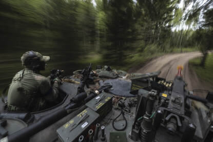 Fenneks rijden door de Litouwse bossen.
