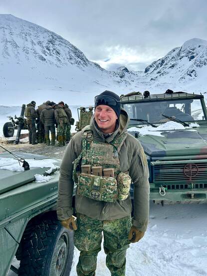 Foto van eerste luitenant Martijn in de sneeuw.