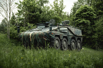 Een generaal en een pantservoertuig.