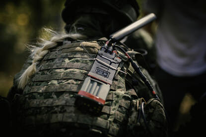 De individuele militair is al verbonden met het Military Internet of Things (MIoT) en zorgt voor een signatuur in het elektromagnetisch spectrum.