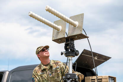 Links plaatst luchtmachtpersoneel van het 216e Space Control Squadron antennes op Vandenberg Space Force Base, Californië. Rechts een training met een GPS-elektromagnetisch aanvalssysteem op Schriever Space Force Base in Colorado.