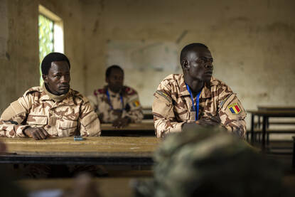 Militairen in het klaslokaal en militairen tijdens contact drills.