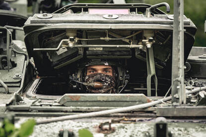 Een Amerikaanse chauffeur in zijn voertuig.