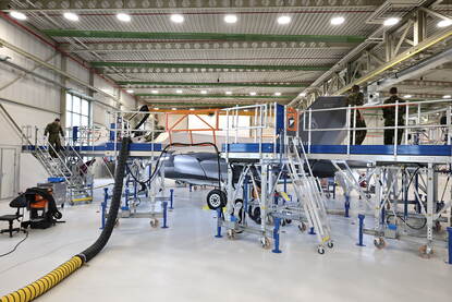 Een F-35 staat in onderhoud op Vliegbasis Woensdrecht.