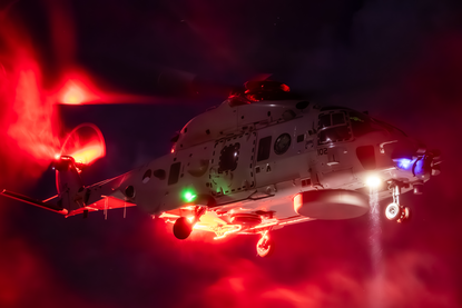 Nachtopname van de landende NH90.