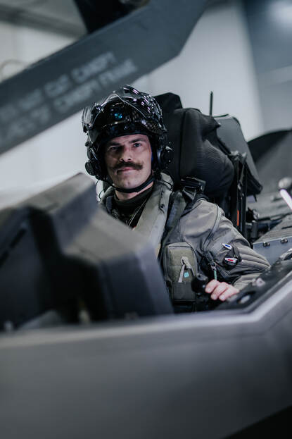 Detachementscommandant luitenant-kolonel vlieger ‘Banzai’ in de cockpit van een F-35.