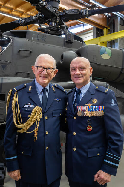 Ontspannen foto van (links) prof. mr. Van Vollenhoven met (rechts) C-LSK luitenant-generaal Steur.