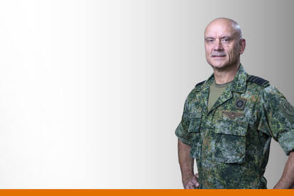 Luitenant-generaal André Steur met handen in de zij.