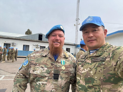 Zelfportret majoor Beerens en Kazachse militair.