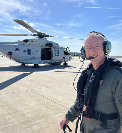 Kolonel Laurens-Jan Vijge voor een NH90.