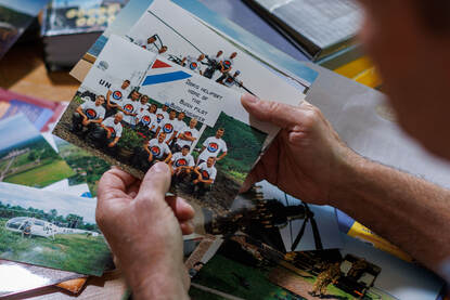: Een foto van luchtmachters tijdens hun uitzending in Cambodja in 1992.
