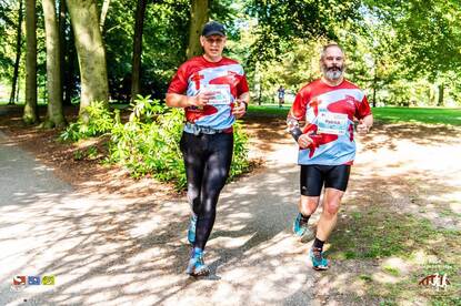 Foto links: Léon en Patrick hardlopend over een bospad. Foto rechts: Léon en Patrick bezoeken de oorlogsgraven in Oosterbeek.